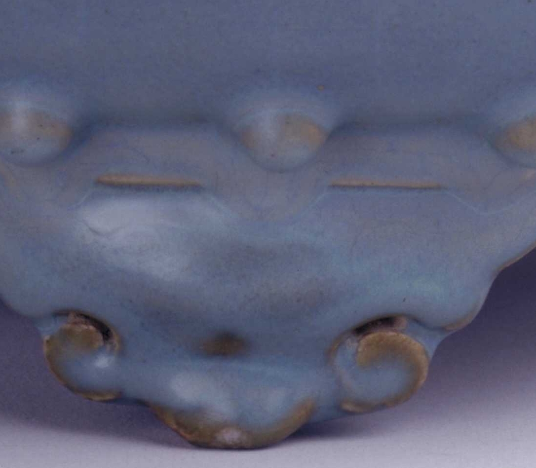 02 宋代 钧窑天蓝釉鼓钉三足花盆托_06.jpg