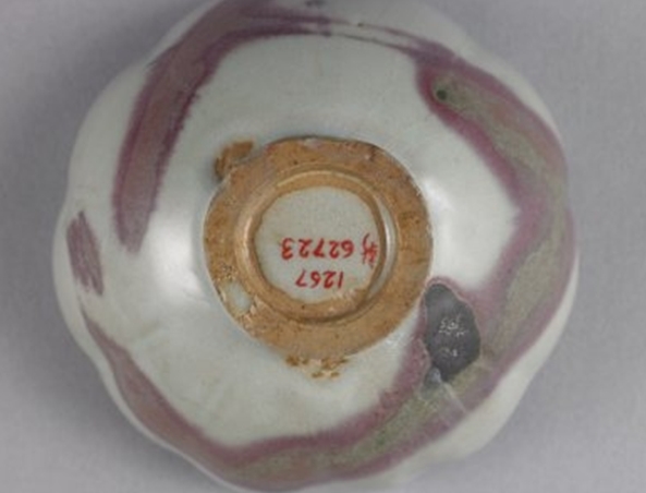 02 宋代 钧窑天蓝釉红斑花瓣式碗_02.jpg