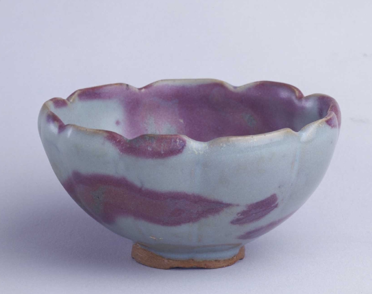 02 宋代 钧窑天蓝釉红斑花瓣式碗_04.jpg