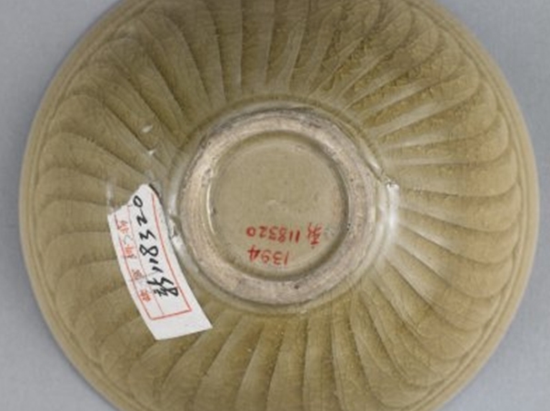 02 宋代 耀州窑青釉刻花菊瓣纹碗_04.jpg