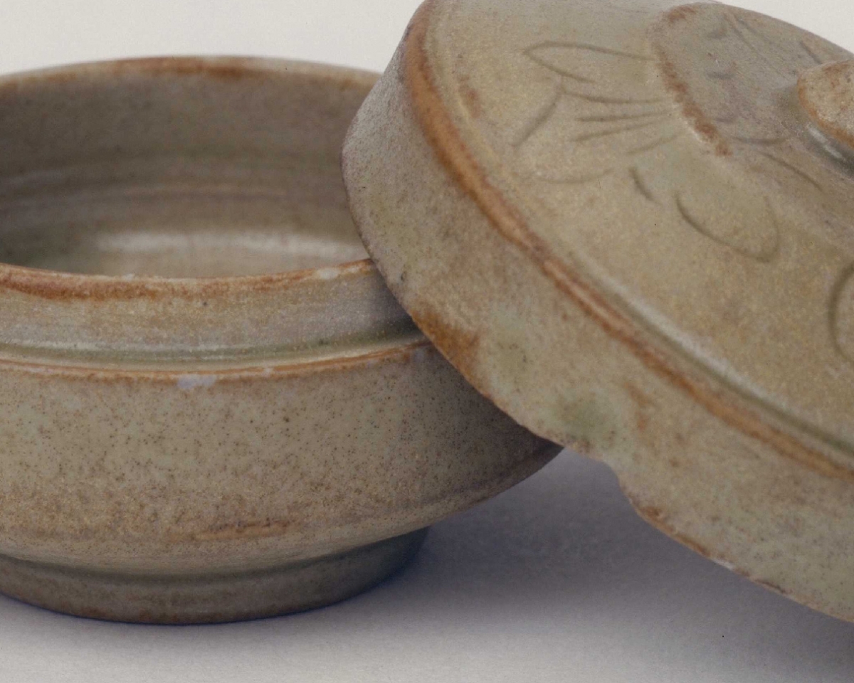 02 宋代 余杭窑青釉菊花小盒_1.jpg