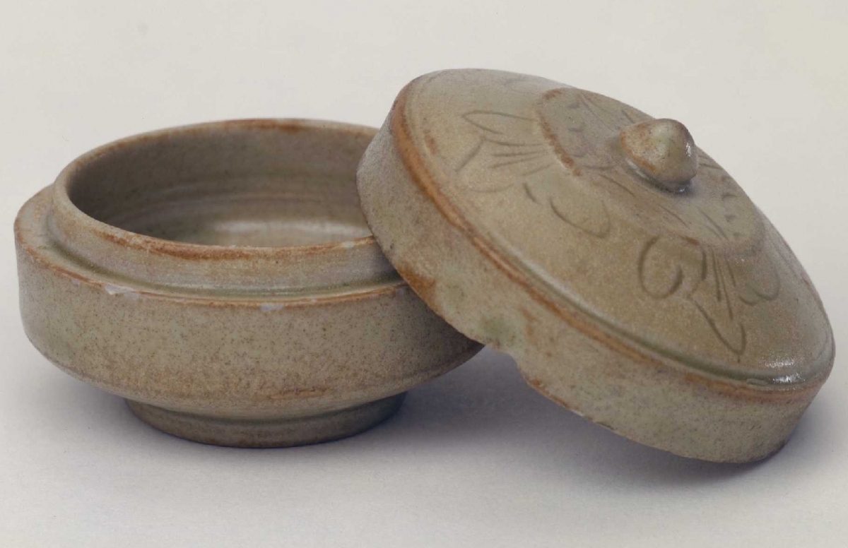 02 宋代 余杭窑青釉菊花小盒_2.jpg