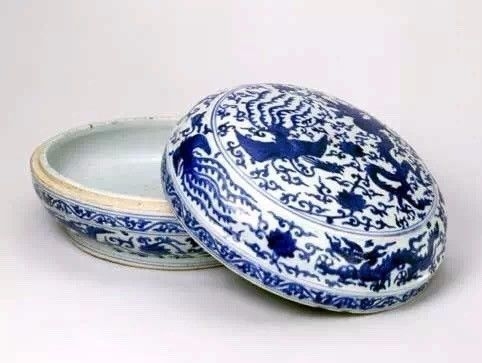 明·隆庆青花龙凤纹盒（北京故宫博物院）