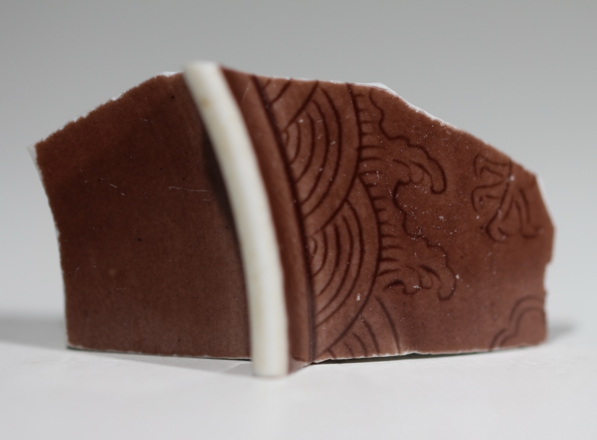 【御瓷】清乾隆茄皮紫釉暗刻龙纹瓷碗 NO.7631