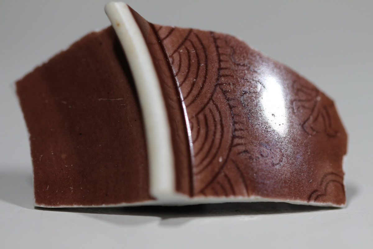 【御瓷】清乾隆茄皮紫釉暗刻龙纹瓷碗 NO.7631