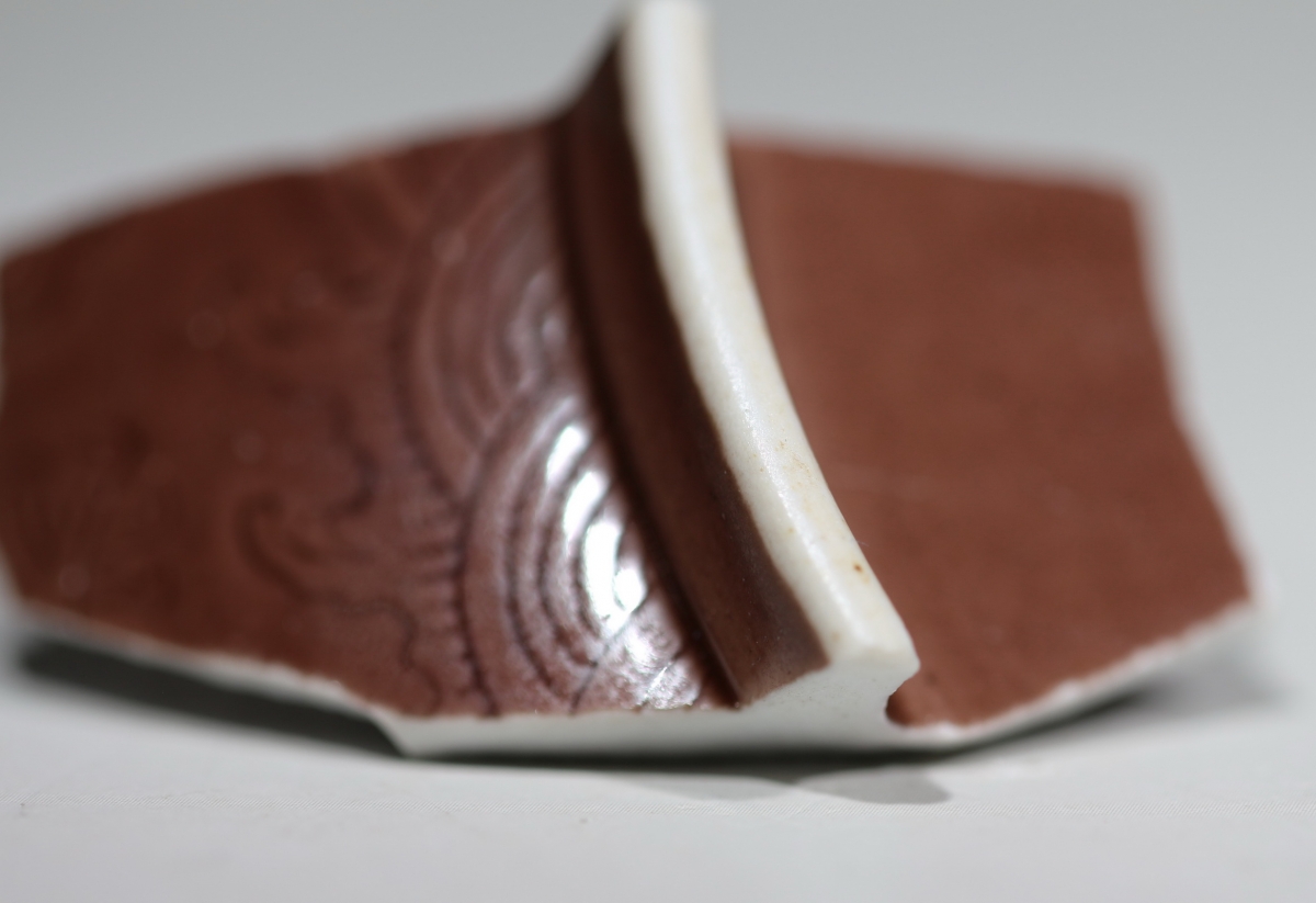 【御瓷】清乾隆茄皮紫釉暗刻龙纹瓷碗 NO.7631