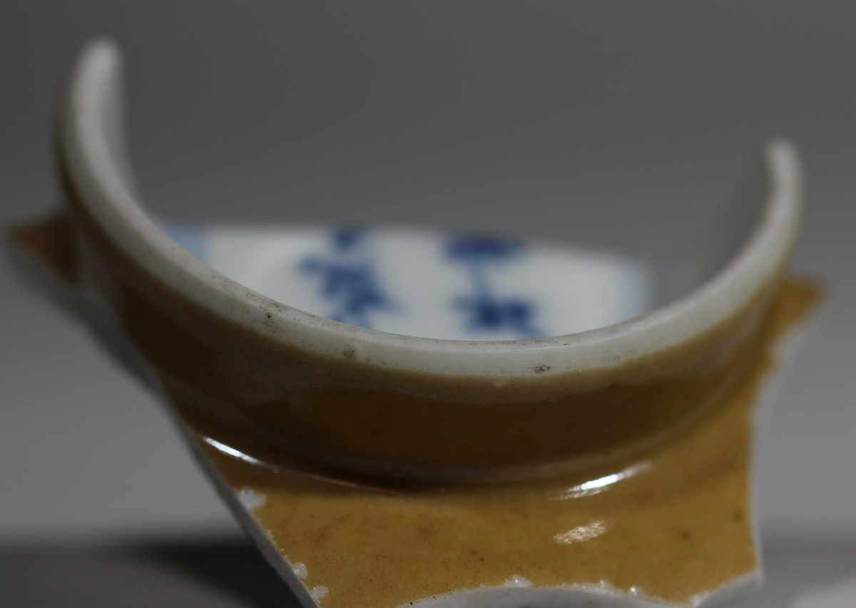  清· 康熙 米黄底釉 大明成化年制 寄托款 NO.7948