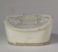 宋代 白釉剔花花卉纹枕 |故宫