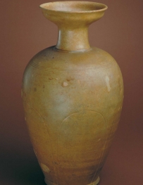 唐代 岳州窑青釉划花莲瓣纹盘口瓶 故宫 博物院藏