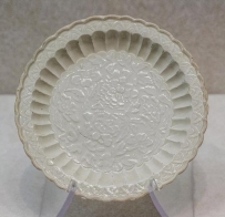 定窑白瓷印牡丹花纹盘  金代  河北省曲阳县文物保管所藏