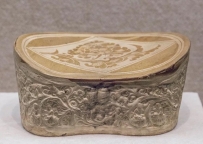 定窑褐地开光剔刻牡丹纹枕  金代  河北省定州市博物馆藏