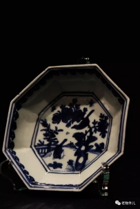 明·隆庆 青花洞石花蝶双禽图 八角盘 | 故宫博物院