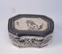 宋代 磁州窑白地黑花“镇宅”铭狮纹枕|故宫