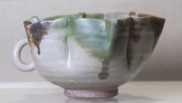 邛窑 褐绿双彩单柄花口瓷杯-成都博物馆藏