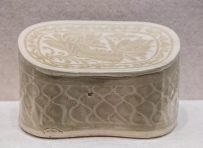 定窑白地褐花莲荷纹枕  金代  山西省平定县文物管理所藏