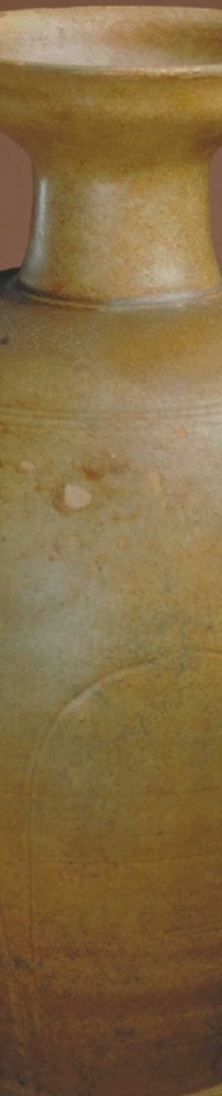 唐代 岳州窑青釉划花莲瓣纹盘口瓶 | 故宫博物院