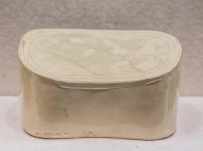 白地划花枕  金代   山西省平定县文物管理所藏