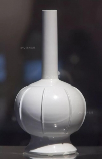 唐代 邢窑“官”字款白瓷瓶-成都博物馆