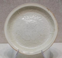 定窑白瓷印花狮戏球纹盘  金代  河北省曲阳文物保管所藏