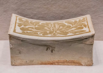 定窑白地剔褐花牡丹纹枕  金代  山西省阳泉市郊区文物管理所藏