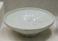 定窑白瓷刻莲纹“孟”字款碗  北宋太平兴国二年  河北省定州市博物馆藏