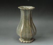 南宋龙泉溪口窑白菜瓶，标注为南宋官窑